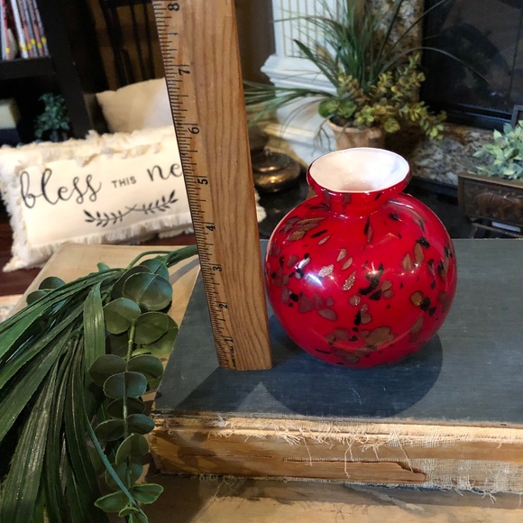 Beautiful Red Art Glass Vase With Gold Flecks Cased White Glass 8 Inches. - Picture 5 of 6